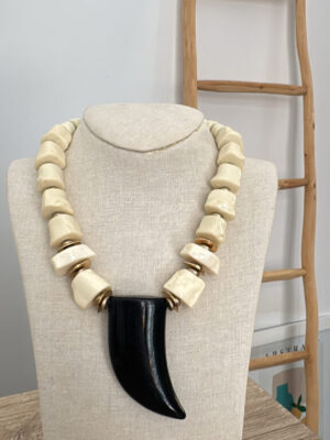 Collar corintio negro