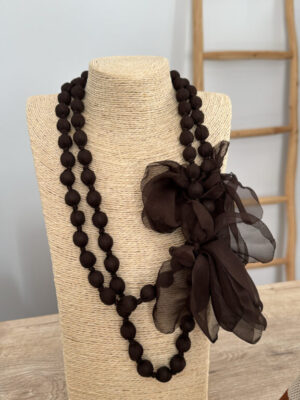 Collar bolas flor choco