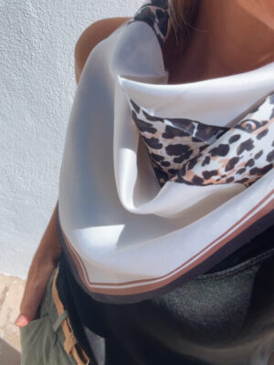 Pañuelo tigre beige